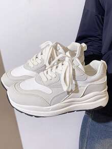 Tênis Confortável de Sola Grossa para Mulheres | Retalhos de Couro e Tela | Listras Decorativas Geométricas + Cores de Contraste Minimalistas | Design de Cadarço de Cano Baixo com Bico Redondo | Sola Grossa Antiderrapante e Amortecedora de Choque | Casual Esportivo | Estilo Simples para Caminhada | Adequado para Uso Diário de Mulheres Jovens, Primavera/Outono/Inverno (Branco + Cinza Claro)