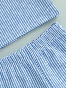 Traje de baño Rash Guard para niño pequeño con estampado de rayas, manga larga, cuello alto, pantalones cortos y gorro de baño. - Azul - Ver 8