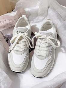 Tênis Confortável de Sola Grossa para Mulheres | Retalhos de Couro e Tela | Listras Decorativas Geométricas + Cores de Contraste Minimalistas | Design de Cadarço de Cano Baixo com Bico Redondo | Sola Grossa Antiderrapante e Amortecedora de Choque | Casual Esportivo | Estilo Simples para Caminhada | Adequado para Uso Diário de Mulheres Jovens, Primavera/Outono/Inverno (Branco + Cinza Claro)