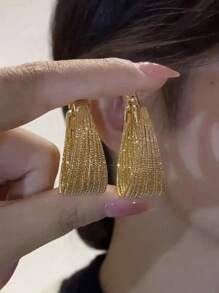 2 peças de brincos femininos retrô personalizados com textura geométrica de ferro, estilo europeu e americano, para uso em festas, brincos circulares de várias camadas com brincos circulares de alta qualidade, brincos dourados exagerados em formato de C
