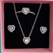 3 pièces Ensemble de bijoux multicolore en forme de cœur le plus récent, composé d'une paire de boucles d'oreilles en argent, d'une bague en argent et d'un collier en argent, fabriqués avec des matériaux hypoallergéniques ornés de strass taille brillante et d'éléments en forme de cœur rouge passionné. Avec des accents de strass en forme de cœur simple mais élégant. Parfait pour les anniversaires, les cadeaux, les fêtes et le port quotidien - un joyau d'amour idéal et limité