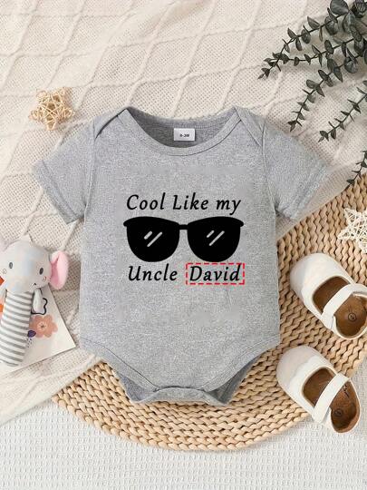 Barboteuse personnalisée avec impression de nom pour bébé, bambin, fille ou garçon. Combinaison casual, tenue de jeu. Cadeau - Gris