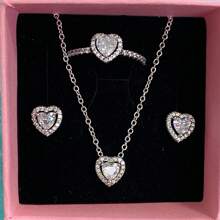 3 pièces Ensemble de bijoux multicolore en forme de cœur le plus récent, composé d'une paire de boucles d'oreilles en argent, d'une bague en argent et d'un collier en argent, fabriqués avec des matériaux hypoallergéniques ornés de strass taille brillante et d'éléments en forme de cœur rouge passionné. Avec des accents de strass en forme de cœur simple mais élégant. Parfait pour les anniversaires, les cadeaux, les fêtes et le port quotidien - un joyau d'amour idéal et limité