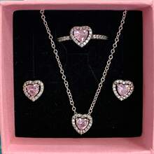 3 pièces Ensemble de bijoux multicolore en forme de cœur le plus récent, composé d'une paire de boucles d'oreilles en argent, d'une bague en argent et d'un collier en argent, fabriqués avec des matériaux hypoallergéniques ornés de strass taille brillante et d'éléments en forme de cœur rouge passionné. Avec des accents de strass en forme de cœur simple mais élégant. Parfait pour les anniversaires, les cadeaux, les fêtes et le port quotidien - un joyau d'amour idéal et limité