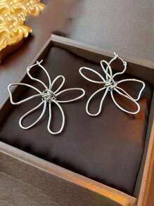 1 par de brincos minimalistas e modernos com design floral assimétrico vazado para mulheres, adequados para uso diário, férias, encontros, presente de casal, brincos de noiva modernos
