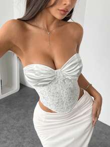 Top curto sexy de renda com desossado e alças cruzadas nas costas, design slim