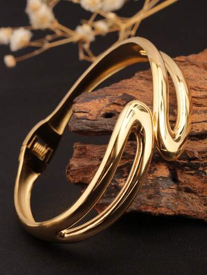 1 pièce Bracelet manchette asymétrique creux plaqué or 18 carats en acier inoxydable, bracelet à ressort, élégante mode vintage polyvalente, convenant pour le bureau et les déplacements pour femmes