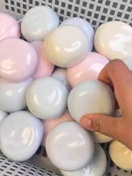 1/2/3/4 st söt formbar ishuds-klibbig risbollsleksak med presentpåse, realistisk mochi med bra taktil, mini slumpmässigt färgade transparenta små kuber, stresslindrande leksak, dekompressionsleksak, squishy, fidget, antistress, taba squishy, fidgetleksaker, sensoriska leksaker, strumpbyxor, halloweenpresent, julklapp, födelsedagsfestgåva (utan nål)