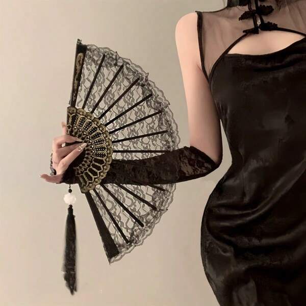 1pc Black Lace Gold Border Carved Fan! The Tassel Decoration Is Light And Airy, And The Hanfu Is Paired With A Banquet Style To Create An Atmosphere That Is Full Of Charm. It Also Looks Elegant When Going Out On The Street In Daily Life. Fashionable Ladies Create High-Value Decorations To Cool Off, Perfect For Holiday Gifts, Birthday Gifts, Graduation Season, Wedding Season, And Birthday Party Gifts Fan Hand Fanfolding Fan