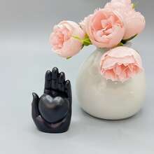 1 Peça, Ornamento de Gesto em Forma de Coração, Ornamento da Mão de Buda do Coração Amoroso. É uma Decoração Clássica para o Lar. Esses Ornamentos Podem Ser Colocados em Mesas, Mesas de Cabeceira, Mesas de Centro da Sala de Estar, Etc., Adicionando um Ambiente Quente e Romântico aos Casamentos. Eles Também Podem Servir como Decorações Festivas e Adornos para Confissões de Namoro, Criando uma Pequena Surpresa para o seu Amor na Vida Diária.