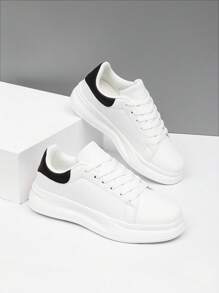 Classiche e semplici sneaker bianche, un must have per il ritorno a scuola per giovani e adolescenti, adatte per l'estate