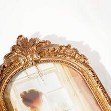 1pc Classical Retro Photo Frame, Vintage-Style Faux Wooden Carving Frame, Decorative Desktop/Wall Picture Frame, Gold Flower Design, Wedding/Home Decor, Resin Framed, Vintage Literature & Lighting Theme, Luxury Embossed Hanging Ornament, Elegant Home Accessory