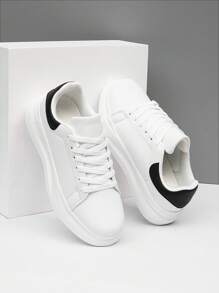 Classiche e semplici sneaker bianche, un must have per il ritorno a scuola per giovani e adolescenti, adatte per l'estate