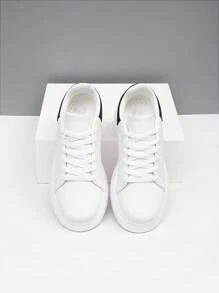 Classiche e semplici sneaker bianche, un must have per il ritorno a scuola per giovani e adolescenti, adatte per l'estate