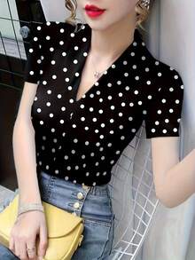 Maglietta a maniche corte con scollo a V, top elegante e alla moda da donna in seta sintetica, maglietta casual con stampa grafica aderente, abbigliamento da donna nero per vacanze estive - nero - Visualizzare 1
