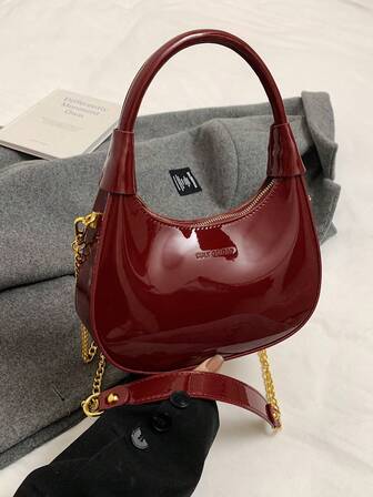 1 件 Low Tea 女士纯色亮面漆皮 PU 皮革单肩包，新月形 Ancora 红色字母顶部提手包，配有金属拉链开合和可拆卸金属链带，适合日常和户外使用