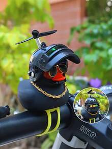 可爱的黑黄鸭汽车装饰，带竹螺旋桨 - 吱吱声功能，适用于头盔、摩托车、自行车和汽车，采用优质 ABS 塑料和软硅胶制成，两种款式可供选择：非发光粘贴式和 LED 振动灯可穿戴式