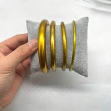 4 pièces/set Bracelets en silicone de gelée avec des accents métalliques, ensemble de bijoux de bracelets en silicone de combinaison de tailles mixtes
