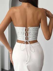 Top curto sexy de renda com desossado e alças cruzadas nas costas, design slim