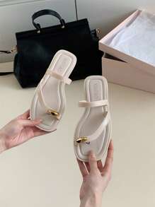 XIXITIAO Sandalias de dedo con suela blanda para mujer XIXITIAO, chanclas de playa, antideslizantes, de unicolor versátil, estilo minimalista francés de punta cuadrada plana, livianas y cómodas, zapatillas de casa adecuadas para playa/exterior/fiesta
