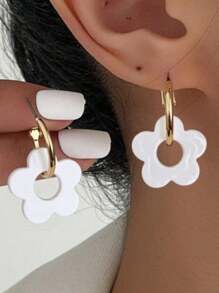 1 par de aretes colgantes asimétricos con flor hueca y pequeña de acrílico de color blanco, con patrón floral minimalista dorado, ideales para fiestas, vacaciones, uso diario o como regalo para la novia