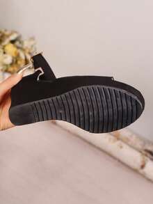 Sandal mùa hè mới, kiểu dáng rộng rãi, cỡ lớn, gợi cảm, đế dày, thời trang với khóa kim loại trang trí, phối dây giả lanh, sandal hở mũi nhẹ, quai thun, giày đi nghỉ mát và biểu diễn, phụ kiện du lịch thiết yếu. - màu đen - Xem 7