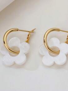 1 par de aretes colgantes asimétricos con flor hueca y pequeña de acrílico de color blanco, con patrón floral minimalista dorado, ideales para fiestas, vacaciones, uso diario o como regalo para la novia