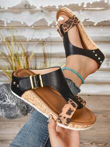 女士加大码豹纹性感铆钉镂空厚底坡跟凉鞋，适合海滩、派对、办公室、度假和夏季户外穿着