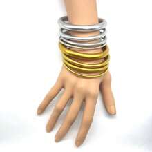 4 pièces/set Bracelets en silicone de gelée avec des accents métalliques, ensemble de bijoux de bracelets en silicone de combinaison de tailles mixtes