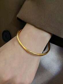 1 pieza Pulsera clásica y popular de acero de titanio sólido con superficie lisa chapada en oro de 18K, pulsera para mujer que no se desvanece