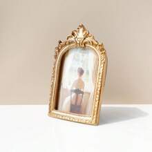 1pc Classical Retro Photo Frame, Vintage-Style Faux Wooden Carving Frame, Decorative Desktop/Wall Picture Frame, Gold Flower Design, Wedding/Home Decor, Resin Framed, Vintage Literature & Lighting Theme, Luxury Embossed Hanging Ornament, Elegant Home Accessory