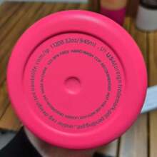 Vaso de camping OWALAS de 940 ml (32 oz) H2.0 | Botella de agua de acero inoxidable con aislamiento al vacío de doble pared, a prueba de fugas y resistente a golpes, con retención de frío/calor, mosquetón y tapa rápida para senderismo, mochilerismo y viajes (preparado para café helado)