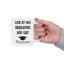 1 pieza Taza personalizada de 11 onzas para graduación, regalo para graduado, regalo de la clase de 2025, taza divertida de graduación, regalo para él, regalo para ella, graduado de 2025 - Blanco - Ver 5