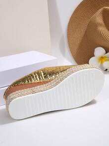 女士夏季新款大码一脚蹬高跟凉鞋，舒适厚底鞋，时尚百搭平底高跟休闲沙滩露趾坡跟凉鞋 - 金色 - 查看 5