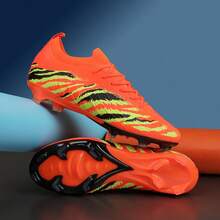 全新无缝男士足球鞋，适合学校、比赛、训练、低帮、长钉、耐磨、防滑、抓地力强、男女通用成人