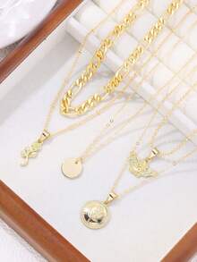 两条天使和玫瑰吊坠项链是送给女士的简约而优雅的礼物