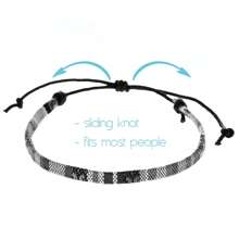 Conjunto de 2 pulseiras de surfista pretas e brancas para homens e mulheres, pulseira poderosa masculina, joias artesanais estilo boho para festival de verão, conjunto de pulseiras à prova d'água com miçangas, pulseira de praia, presente masculino