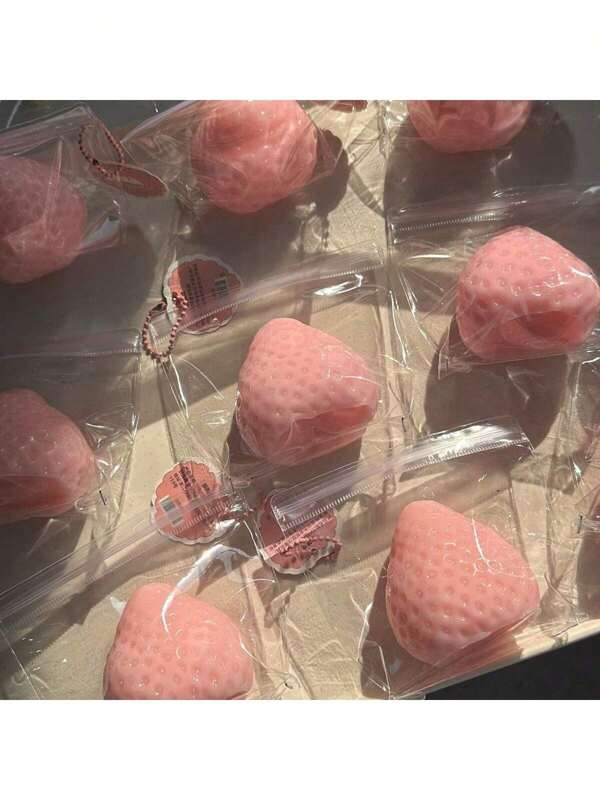 1 stuk realistische aardbeienprop in willekeurige kleur voor een feestje
