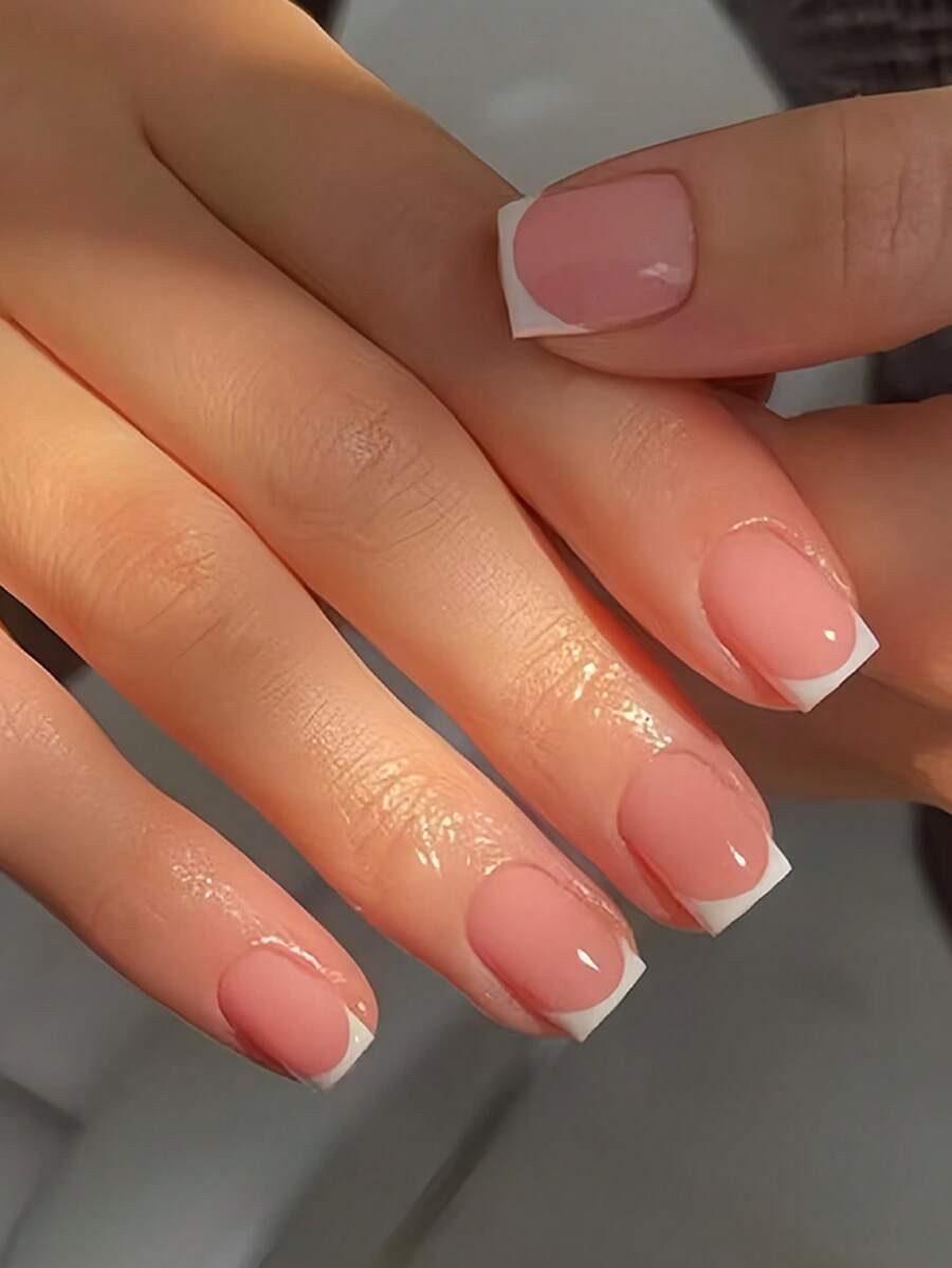 24片美甲贴纸，短方形，可爱简约，慕斯粉色，白色法式全覆盖，为女性和女孩增添浪漫气息。包含1片贴纸和1个迷你指甲锉，适合派对、约会和日常佩戴。果冻凝胶假指甲随机发货。美甲用品