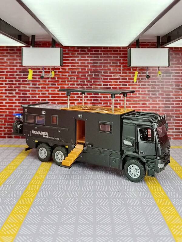 ESCBBXX Um modelo de carro de liga de simulação de um veículo urbano off-road de alto desempenho, com carroceria de liga de zinco. Pode ser aberto em ambos os lados, com múltiplas peças ativas. O modelo de carro possui funções simuladas de som e iluminação, com detalhes ricos, acabamento refinado e boa qualidade. É adequado para coleção e como presente de aniversário para amigos, volta às aulas.
