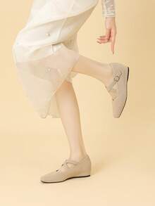 女式方头针织材质透气交叉带可调节扣纯色休闲隐形坡跟运动鞋，适合娇小身材，四季穿着