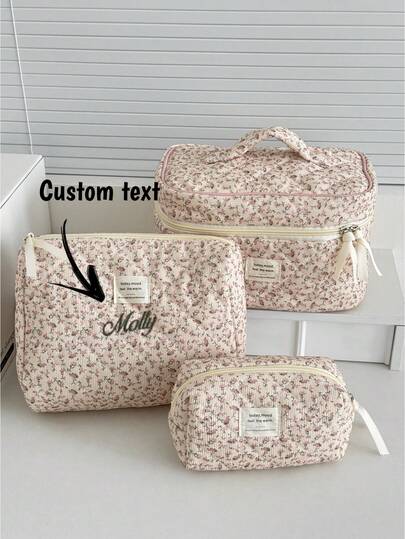Bolsa de maquillaje acolchada con bordado personalizado, con lazo rosa y diseño de rosa - Regalo personalizado para despedida de soltera, Día de la Madre y San Valentín, organizador de viaje de gran capacidad para toallas sanitarias, cosméticos, artículos escolares, accesorios de playa de verano, regalos de Navidad y Halloween