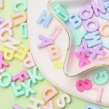100 piezas de abalorios espaciadores de acrílico con letras del abecedario inglesas de 13*5mm en colores variados para hacer joyas DIY, como pulseras, pendientes, collares, cadenas de suéter, brazaletes, llaveros, adornos de teléfono móvil, un regalo ideal para fiestas y joyería