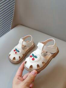Nuevas sandalias para niñas con diseño hueco, suela suave antideslizante, lindas, ligeras y cómodas para el verano
