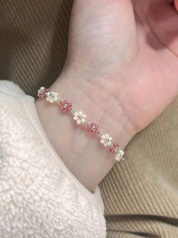 The New Fashionable Rice Bead Flower Elastic Adjustable Beaded Bracelet Is A Sweet And Simple Jewelry Accessory Suitable For Women