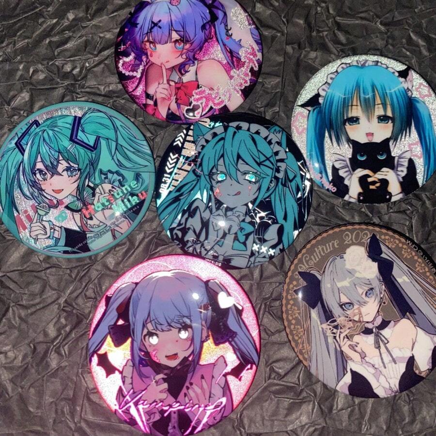 Insignia con esmalte brillante plateado doble de Miku Maid 2025, coleccionable de anime y manga, regalo de fiesta/cumpleaños/fanáticos - Multicolor - Ver 1