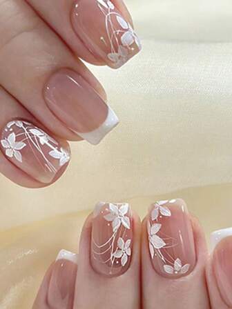 24 piezas Uñas postizas blancas con flores pequeñas y sencillas, de estilo sexy y dulce, con una lima de uñas y un pegamento de gel como suministros para uñas