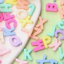 100 piezas de abalorios espaciadores de acrílico con letras del abecedario inglesas de 13*5mm en colores variados para hacer joyas DIY, como pulseras, pendientes, collares, cadenas de suéter, brazaletes, llaveros, adornos de teléfono móvil, un regalo ideal para fiestas y joyería