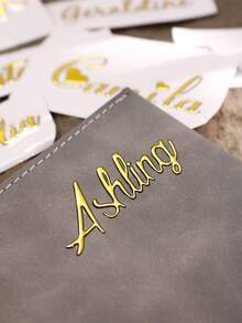 LICVIC Nhãn dán tên tùy chỉnh, Nhãn dán đám cưới, Nhãn dán bình nước cá nhân hóa, Nhãn dán pha lê vàng tùy chỉnh, Nhãn dán cảm ơn tùy chỉnh, Nhãn dán doanh nghiệp, Logo, Nhãn dán hộp quà, Máy tính xách tay, Sách, Đĩa, Vàng, Doanh nghiệp, Phù dâu, Quà sinh nhật, Cặp đôi, Ngày của Mẹ, Phụ nữ, Đa chức năng, Quà tặng lý tưởng cho anh ấy, Kỷ niệm, Ngày Valentine, Ngày của Mẹ, Sinh nhật, Ngày của Cha, Đám cưới, Tân gia, Không gian ấm áp, Làm mới nhà cửa mùa thu, Sự hài hòa trong gia đình, Trang trí văn phòng, Tình yêu vĩnh cửu - phong cách A - Xem 7