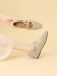 女式方头针织材质透气交叉带可调节扣纯色休闲隐形坡跟运动鞋，适合娇小身材，四季穿着